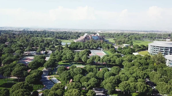 Vista superior del complejo del parque. Vídeo. Vista superior del Parque en un trópico. Hermoso parque tropical en el área de recreación —  Fotos de Stock