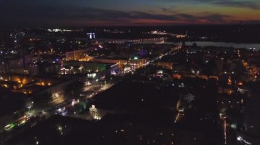 Üstten görünüm gece Metropolis. Küçük. Gece şehrin parlak ışıkları