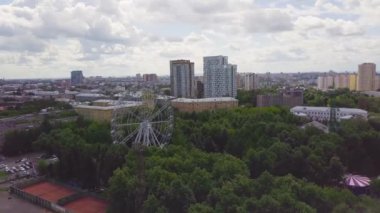 Dönme dolap yaz sabahı genel Park. Küçük. Dönme dolap üstten görünüm bir yaz gününde