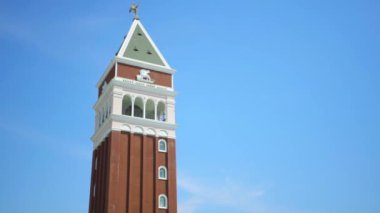 St Marks Campanile kule Venedik, İtalya. Video. Antik Europe mimarisi, çan kulesi, zemin üzerine mavi gökyüzü