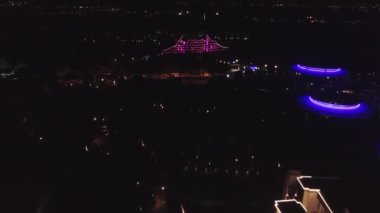 Üstten görünüm lüks otelden geceleri. Küçük. Parlak turistik otel gece görünümü