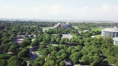 Üstten görünüm park Resort. Video. Yukarıdan bir tropic parkta. Güzel tropikal Park rekreasyon alanı