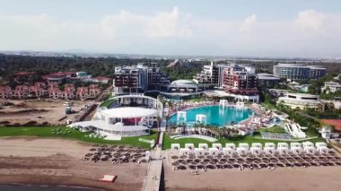 Tropikal lüks otel çevre okyanus, yüzme havuzlu muhteşem en iyi görünüm. Video. Lüks otelin denize yakın üstten görünüm
