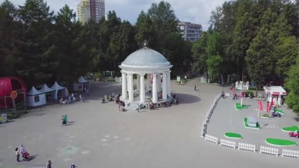 Bellissimo parco cittadino in una giornata di sole. Clip. Vista dall'alto del Parco con attrazioni — Video Stock