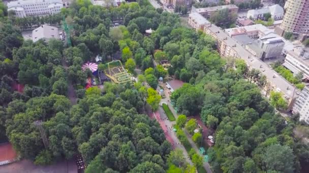 Belle ville Park par une journée ensoleillée. Clip. Vue de dessus du parc avec attractions 