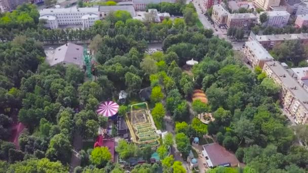 Belle ville Park par une journée ensoleillée. Clip. Vue de dessus du parc avec attractions 