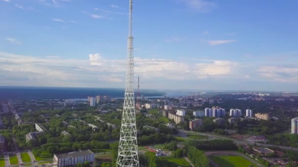 Вид на вежі зв'язку з блакитним небом, горою та міським пейзажем. Відео. Вид зверху на радіовежу в місті — стокове відео