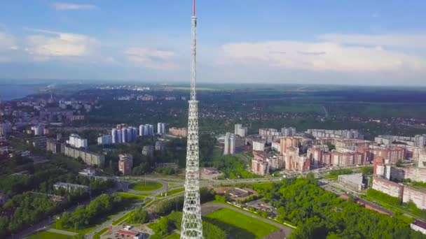Pohled na komunikace věže s modrým pozadím nebe, hory a panoráma města. Video. Pohled shora rozhlasové věže ve městě — Stock video