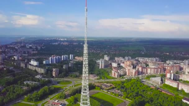 Вид на город и горы на фоне голубого неба. Видео. Вид на радиобашню в городе — стоковое видео