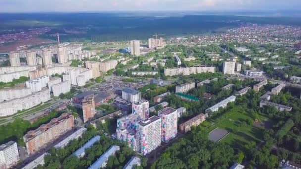 Güneşli bir günde üstten görünüm yeşil şehir. Küçük. Ev hava banliyösü konut geliştirme yeni mahalle modern mimari ve tasarım görüntülemek — Stok video