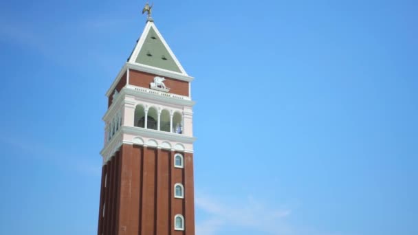 Torre de San Marcos Campanile en Venecia, Italia. Vídeo. Antigua arquitectura de Europa, campanario, cielo azul sobre fondo — Vídeo de stock