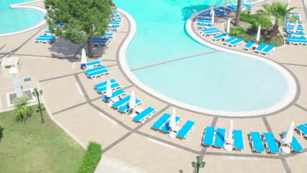ホテルの複合体と熱帯の素晴らしいスイミング プール。ビデオ。晴れた日に高価な高級ホテルのプール — ストック動画