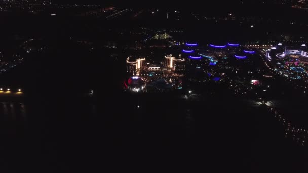 Vista nocturna del hermoso hotel para gente rica. Clip. Vista superior del hotel de lujo junto al mar por la noche — Vídeo de stock