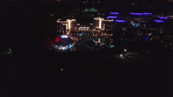 Vista nocturna del hermoso hotel para gente rica. Clip. Vista superior del hotel de lujo junto al mar por la noche — Vídeo de stock