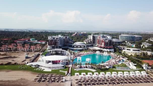 Increíble vista superior en un hotel de lujo tropical con piscina cerca del océano. Vídeo. Vista superior del hotel de lujo cerca del mar — Vídeos de Stock