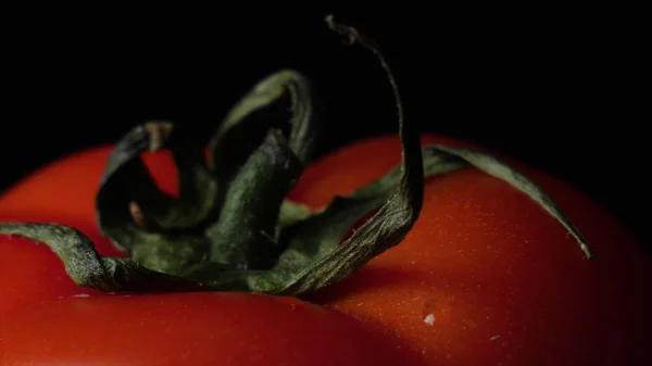Nahaufnahme von roten saftigen Tomaten auf schwarzem Hintergrund. Rahmen. Ernährungskonzept — Stockfoto
