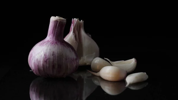 Delicious beautiful garlic on black background. Frame. Concept of a healthy lifestyle — Stock Photo, Image