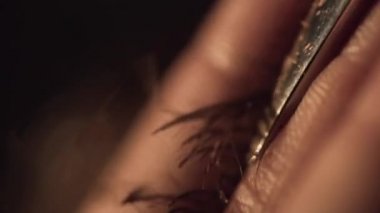 Yakın - up Kuaför bir bir adam keser. Çerçeve. Portre studio saç kesimi olan yakışıklı genç adamın