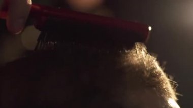 Kuaför saç kurutma makinesi bulunan esmer istemci kurur. Çerçeve. Adam taranmış ve Kuaför, saç kurutma makinesi ile kurutulmuş