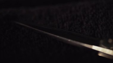 Aracın Kuaför bir masanın üzerine kapatın. Çerçeve. Makas kuaför dükkanında Close-up