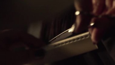 Kuaför kumral makasla kesme. Çerçeve. Kuaför bir kadın bir güzellik salonu keser.