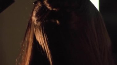 Salonların eller tarafından saç fırçası kadın düz saç tarak. Çerçeve. Kapat - yukarıya-in Bayan saç Kuaför içinde tarama bir Kuaför