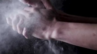 Siyah arka plan üzerine un ile pamuk eller. Çerçeve. Eller alkışlar Şef un kaplı