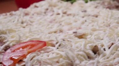 Mutfakta pizza malzemeleri koyarak pişirin. Çerçeve. Aşçı taze domates pizza üzerinde kızartma önce koyar