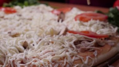 Mutfakta pizza malzemeleri koyarak pişirin. Çerçeve. Aşçı taze domates pizza üzerinde kızartma önce koyar