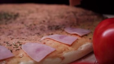 Chef malzemeler hamur koyarak bir pizza hazırlar. Çerçeve. Geleneksel İtalyan pizza pişirme
