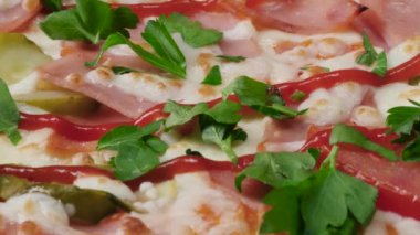 Lezzetli taze biberli pizza. Çerçeve. İtalyan pizza peyniri ile kapatın. Ev yapımı et Pizza Pepperoni sucuk ve pastırma ile