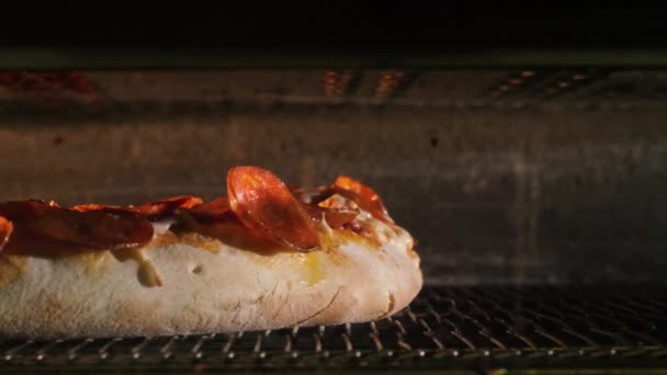 Приготування італійської піци в гарячий конвекційна піч. Кадр. Інтер'єр електрична плита — стокове відео