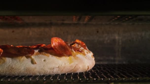 Matlagning italiensk pizza i heta varmluftsugn. Ram. Inre av elspis — Stockvideo