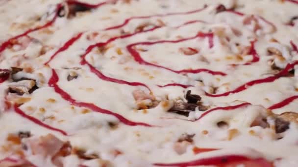 Pizza achtergrond. Frame. Hoge kwaliteit pizza typische Italiaanse gerechten met Italiaanse mozzarella kaas en verse tomatensaus, vers geoogst. Begrip: Italiaans eten, Italië, restaurants en traditie — Stockvideo