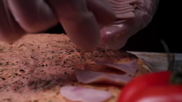 El chef prepara una pizza, poniendo ingredientes en la masa. Una trampa. Cocina tradicional de pizza italiana — Vídeos de Stock