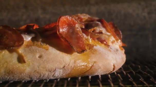 Pizza fazendo closeup com pimentas e queijo no forno. Moldura. Cozinhar pizza tradicional no forno — Vídeo de Stock