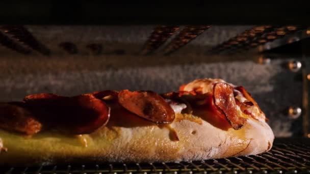 Pizza in Nahaufnahme mit Paprika und Käse im Ofen. Rahmen. traditionelle Pizzazubereitung im Ofen — Stockvideo