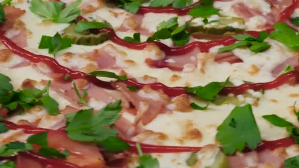 Comida rápida italiana. Una trampa. Deliciosa pizza caliente con ingredientes, vista de cerca — Vídeo de stock