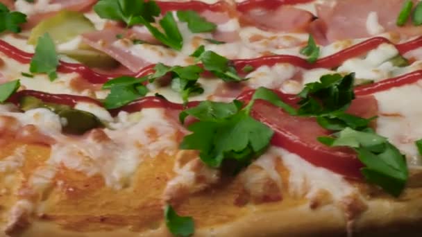 Comida rápida italiana. Una trampa. Deliciosa pizza caliente con ingredientes, vista de cerca — Vídeos de Stock