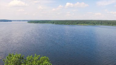 Havadan görünümü orman göl. Hisse senedi. Güzel yaz Gölü nün üstten görünüm