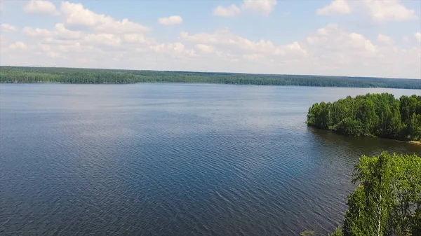 Vue aérienne d'un lac forestier. Des actions. Vue du dessus du magnifique lac d'été — Photo