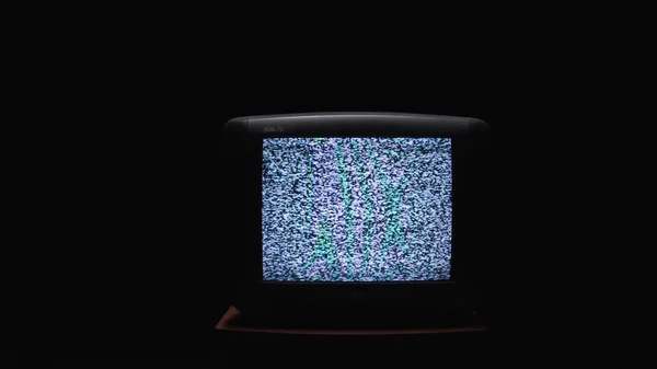 电视屏幕上的夜晚与白色的噪音 黑暗中旧电视屏幕上的静态噪音 — 图库照片