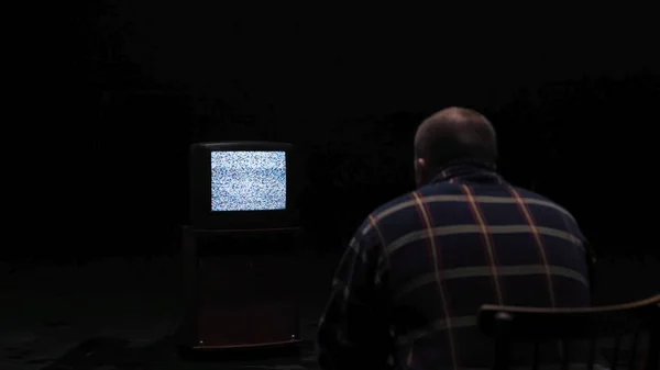 Télévision brouillage de télévision Glitch. Des actions. L'homme regarde par une télé cassée. Concept de solitude — Photo