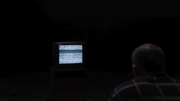 Glitch παρεμβολές τηλεόραση. Απόθεμα. Ο άνθρωπος φαίνεται από ένα σπασμένο τηλεόραση. έννοια της μοναξιάς — Αρχείο Βίντεο