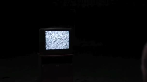 Frustrasi Pria Duduk di Sofa Di Depan Televisi Dengan Sinyal No. Saham. Pria kesepian menonton TV dengan kebisingan di layar — Stok Video