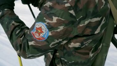 Grup asker kayaklar ormanda silahlarla çalıştırın. Küçük. Ak-47 tüfek ve bombaatar kış orman kayaklar üzerinde çalışan askerler. Askerler kış ormanda egzersizleri üzerinde