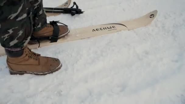 Groupe de soldats courir sur des skis dans les bois avec des armes. Clip. Des soldats armés de fusils AK-47 et de lance-grenades traversant la forêt hivernale à ski. Soldats en exercices dans les bois en hiver — Video