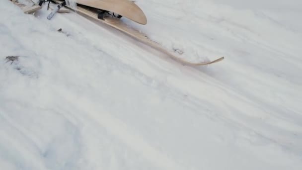 Esquiador tras accidente esperando rescate tirado en la nieve. Clip. Esquiador profesional después de accidente de choque en la pista de esquí - Concepto de emergencia deporte de invierno. Patrulla de esquí equipo rescate esquiador lesionado con — Vídeo de stock