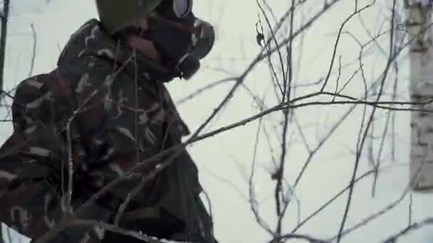 차가운 숲에서 무기를 가진 군인입니다. 겨울 전쟁 및 군사 개념 클립입니다. 총을 가진 스키에 겨울 숲에 군인입니다. 슬로우 모션으로 숲에 군사 훈련 — 비디오