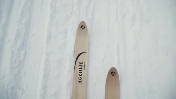 スキーブーツ スキー雪の上に固定します。頂上からの眺め。クリップ。上から見たスキーヤー. — ストック動画